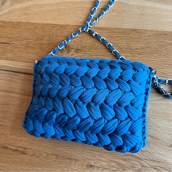 NEW Handmade Crochet Crossbody Handbag with Gold Chain - Picture 6 of 8